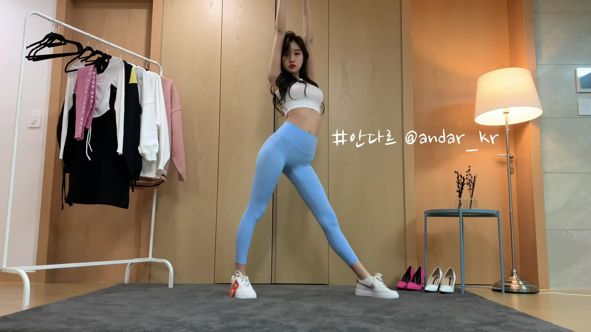 那一套衣服比较适合呢
